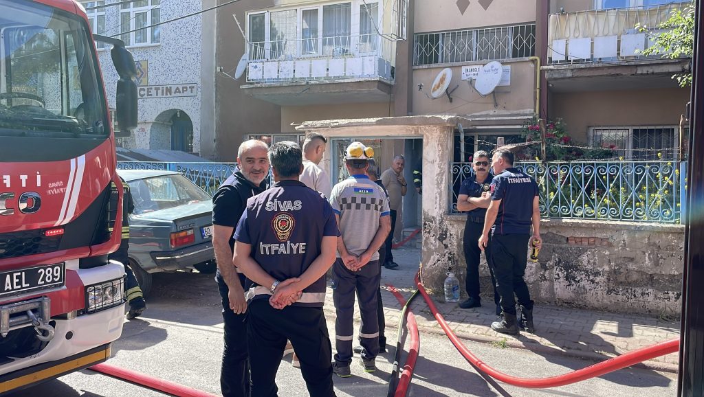 Sivas'ta Apartman Yangını: 5 Kişi Dumandan Etkilendi AW482466 06 | Gündem Sivas™ Haber
