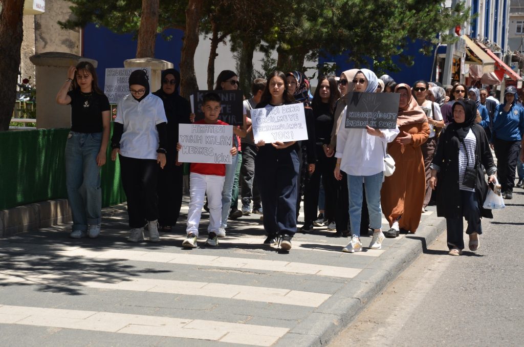 Suşehri'nde Gonca Özdemir İçin Adalet Yürüyüşü: "Kadına Şiddete Son!" AW484957 02 | Gündem Sivas™ Haber