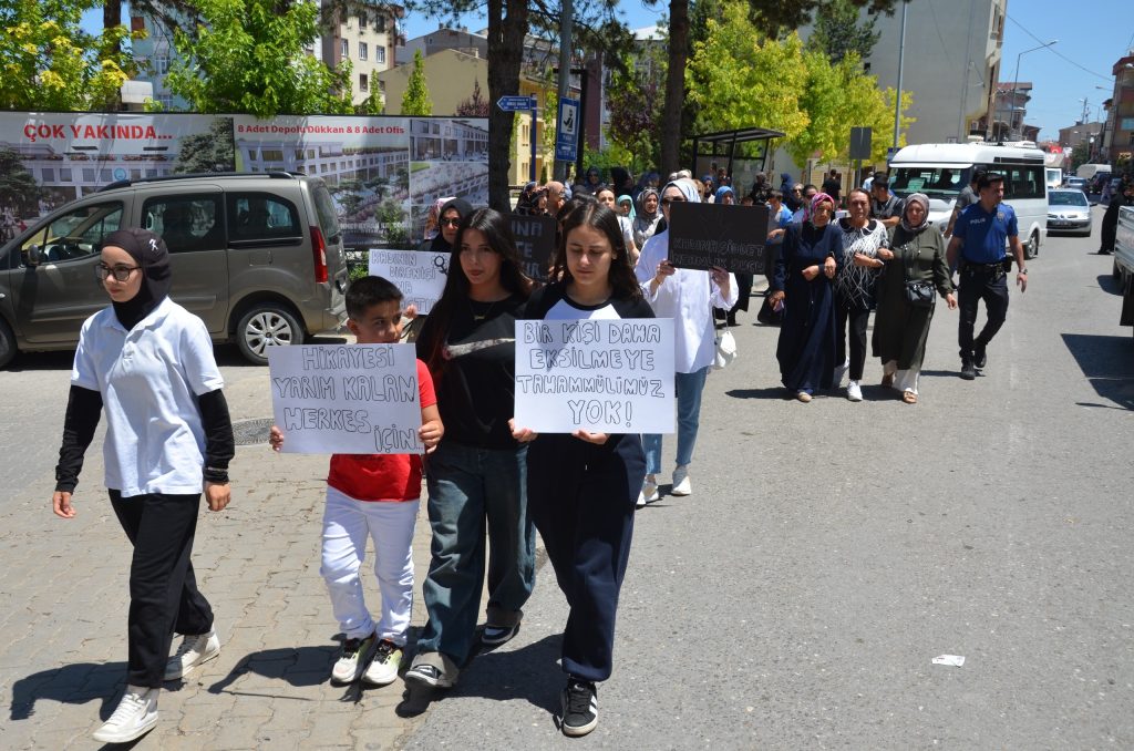 Suşehri'nde Gonca Özdemir İçin Adalet Yürüyüşü: "Kadına Şiddete Son!" AW484957 03 | Gündem Sivas™ Haber