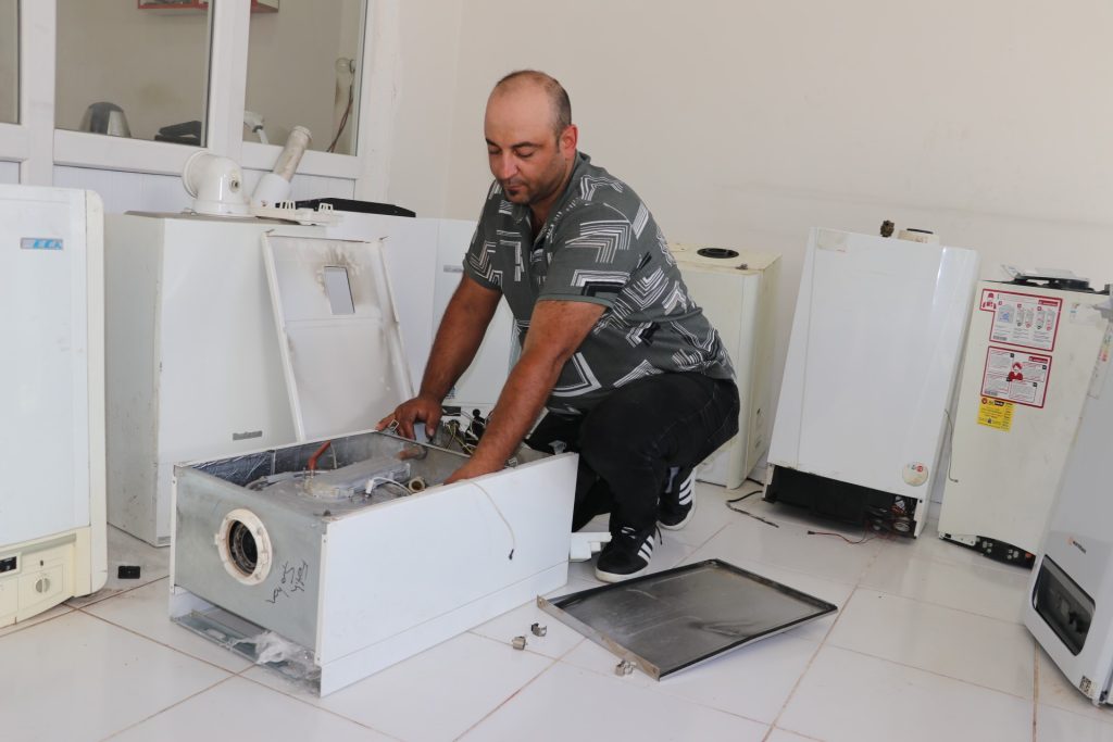 Sivas’ta İş Yeri Sahibi, Yakaladığı 1.5 Metrelik Yılanı Misafir Ettikten Sonra Doğaya Salıverdi AW485266 02 | Gündem Sivas™ Haber