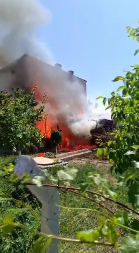 Sivas'ta Müstakil Evde Çıkan Yangın Korku Dolu Anlar Yaşattı!