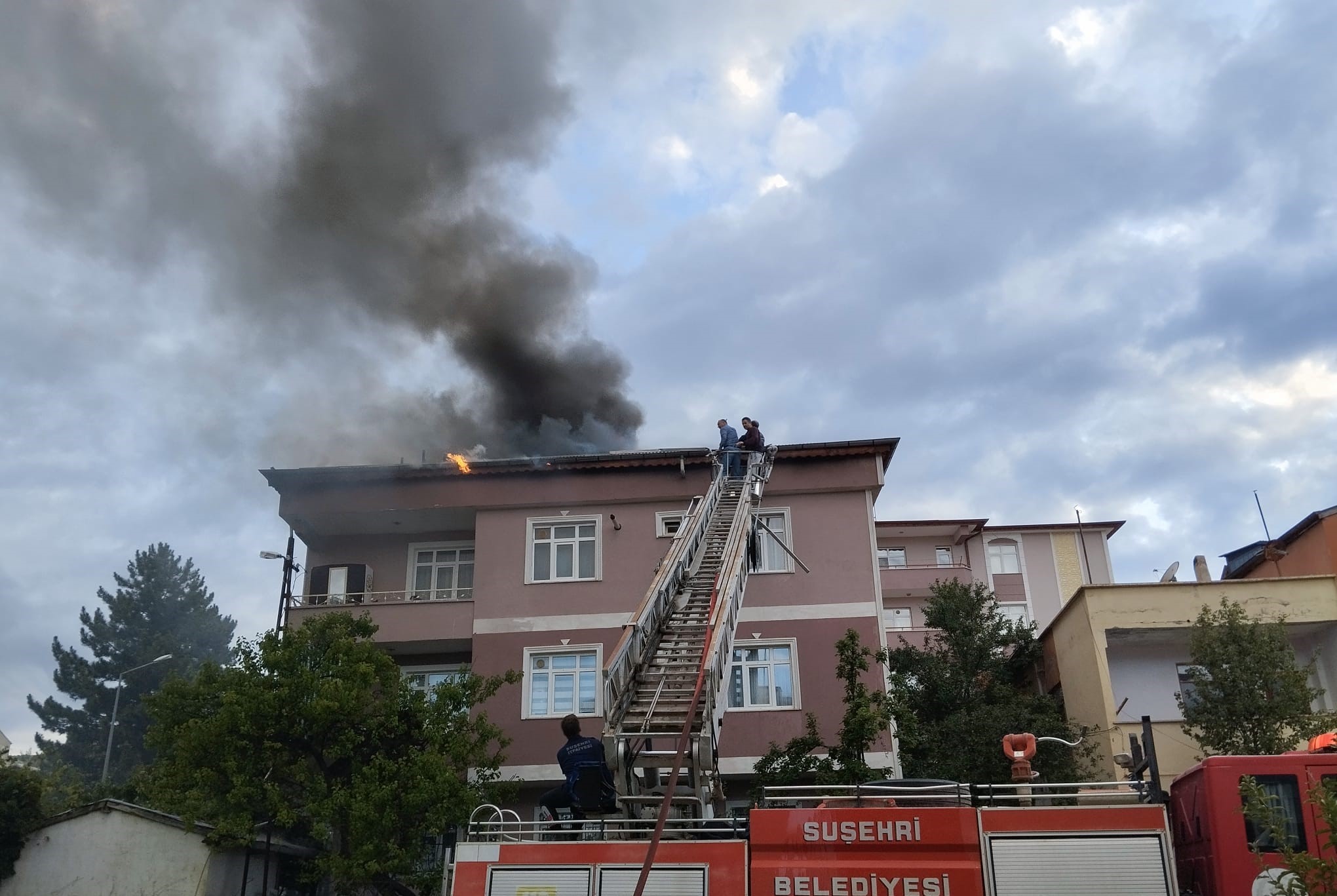 Suşehri'nde Çatı Katı Yangını İtfaiye Müdahalesiyle Kontrol Altına Alındı