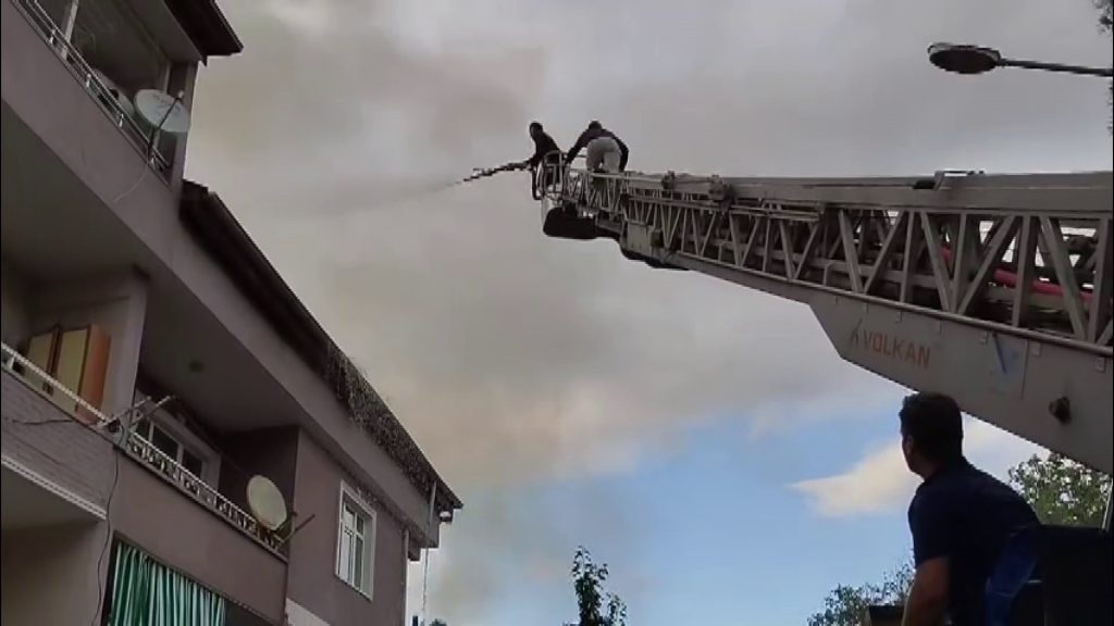 Suşehri'nde Çatı Katı Yangını İtfaiye Müdahalesiyle Kontrol Altına Alındı AW486841 02 | Gündem Sivas™ Haber