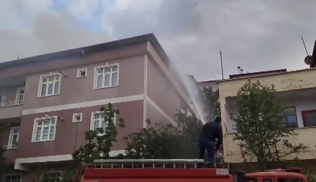 Suşehri'nde Çatı Katı Yangını İtfaiye Müdahalesiyle Kontrol Altına Alındı AW486841 03 | Gündem Sivas™ Haber