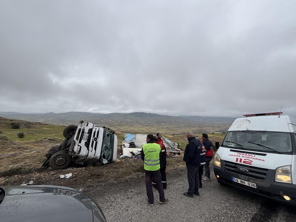 Sivas’ta Meyve Yüklü Tır Devrildi: Sürücü Yaralandı AW486901 02 | Gündem Sivas™ Haber