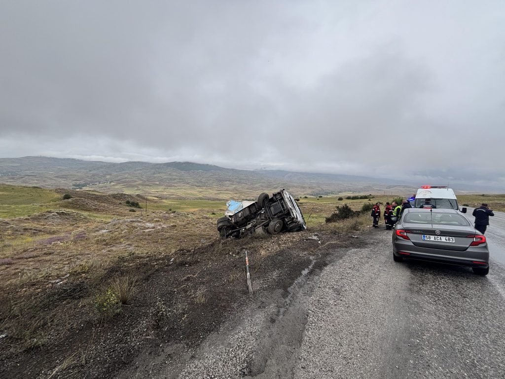 Sivas’ta Meyve Yüklü Tır Devrildi: Sürücü Yaralandı AW486901 04 | Gündem Sivas™ Haber