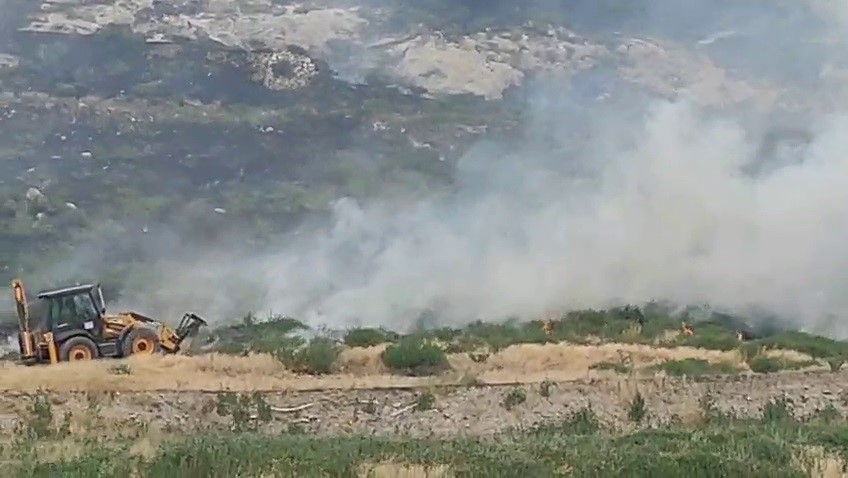 Divriği’de Otluk Arazide Çıkan Yangın, Tarihi Ulu Cami’yi Tehdit Etti