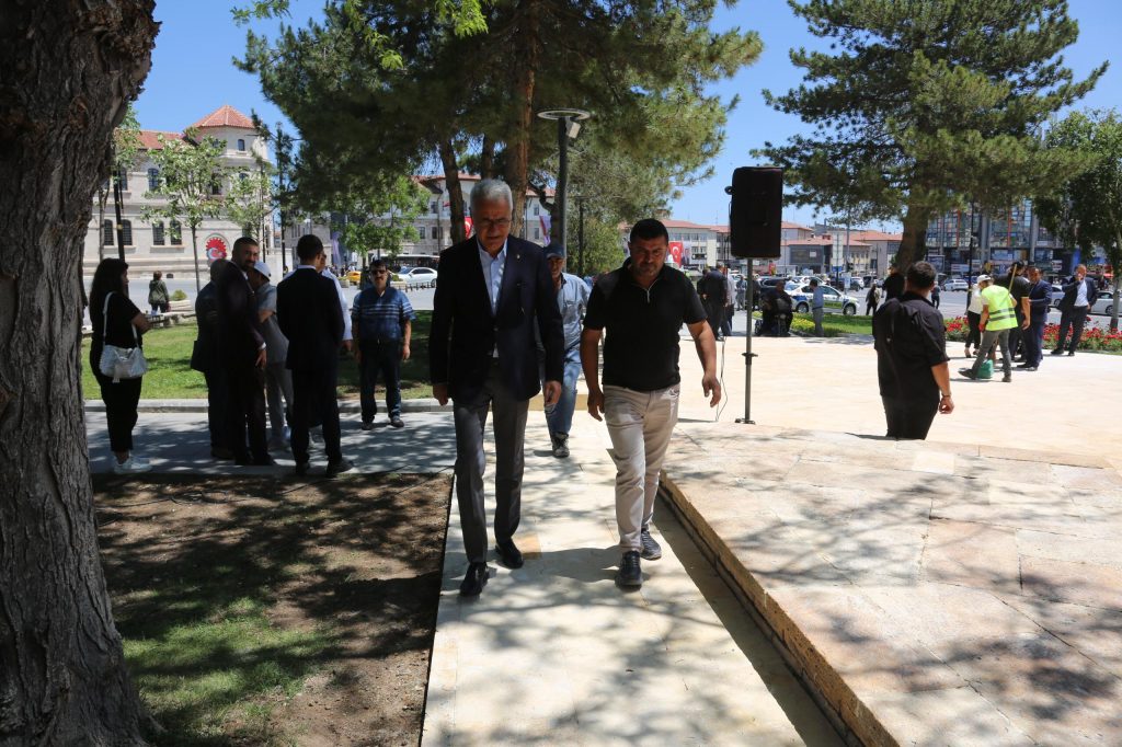 Sivas’ta Atatürk Anıtı Çevre Düzenlemesi Tamamlandı! Tarihi Dokuyu Yansıtan Yeni Görünüm Ataturk Anitinin Cevre Duzenlemesi Tamamlandi 2 | Gündem Sivas™ Haber