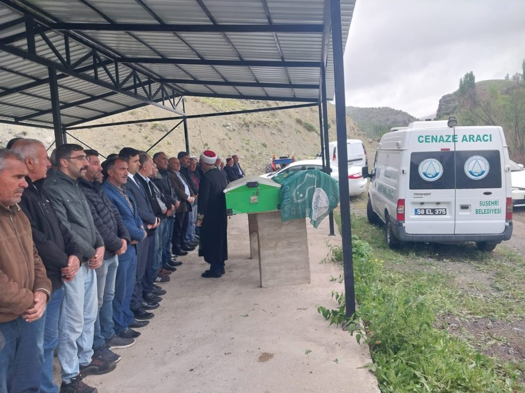Erence Köyü'nde Üzücü Olay: Traktör Altında Kalan Çift Son Yolculuğuna Uğurlandı | Gündem Sivas™ | Sivas Haberleri cenaze | Gündem Sivas™ | Sivas Haberleri