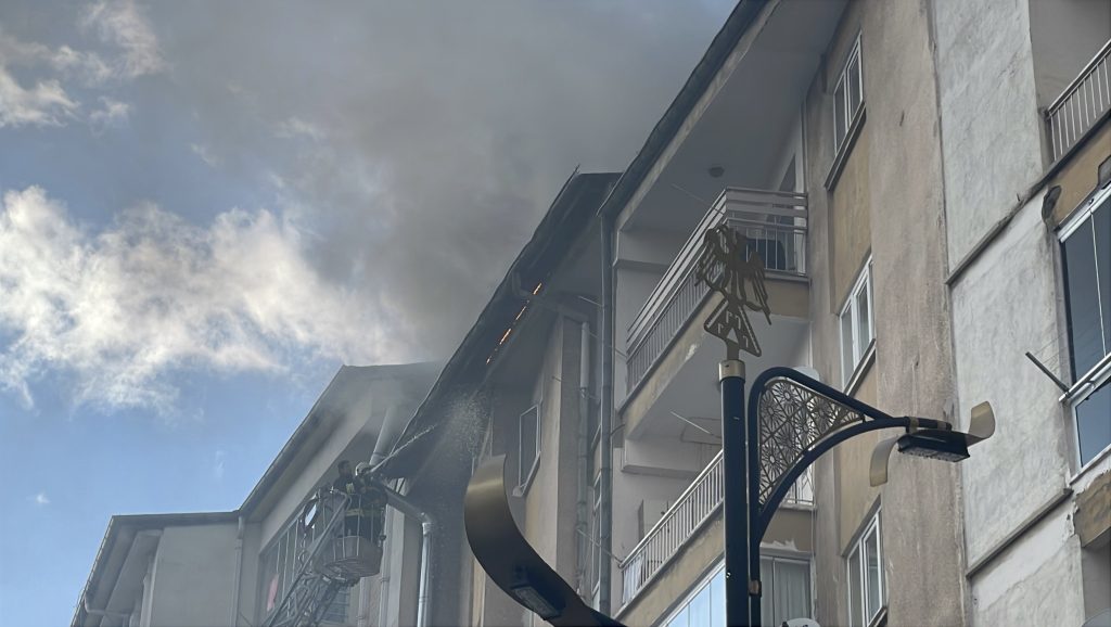 Sivas’ta Çatı Katında Çıkan Yangın Paniğe Yol Açtı! AW487563 02 | Gündem Sivas™ Haber