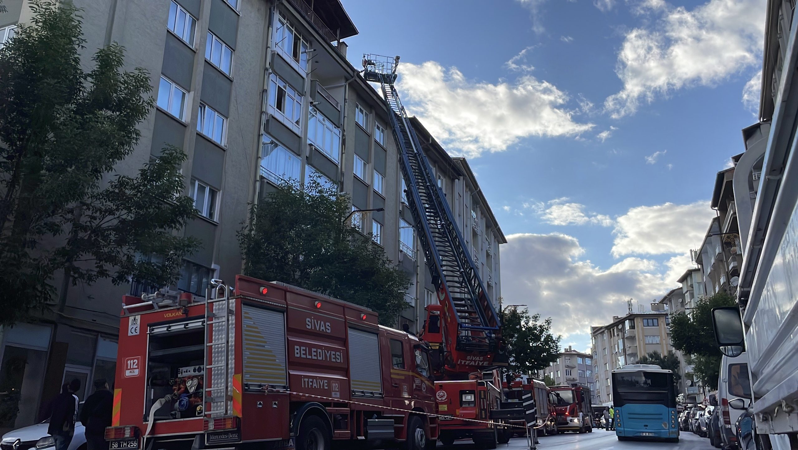 Sivas’ta Çatı Katında Çıkan Yangın Paniğe Yol Açtı!