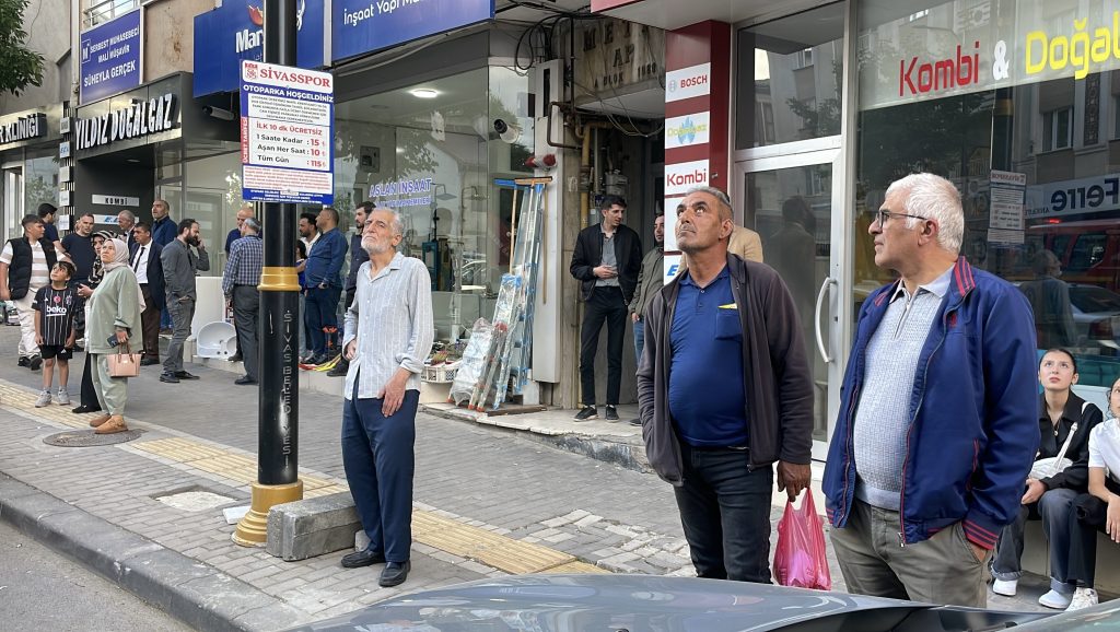 Sivas’ta Çatı Katında Çıkan Yangın Paniğe Yol Açtı! AW487563 04 | Gündem Sivas™ Haber