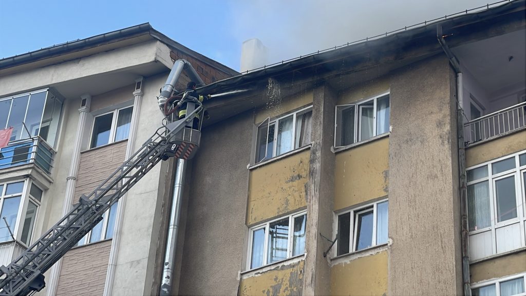 Sivas’ta Çatı Katında Çıkan Yangın Paniğe Yol Açtı! AW487563 06 | Gündem Sivas™ Haber