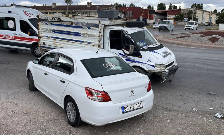 Sivas'ta Peugeot ile Kamyonet Çarpıştı: 3 Yaralı | Gündem Sivas™ | Sivas Haberleri AW490614 01 | Gündem Sivas™ | Sivas Haberleri