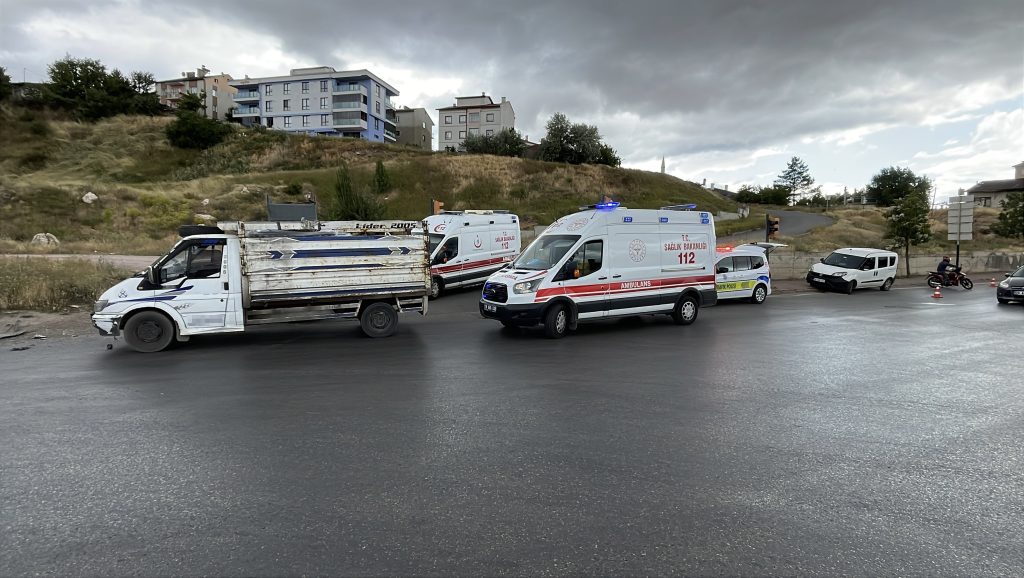 Sivas'ta Peugeot ile Kamyonet Çarpıştı: 3 Yaralı | Gündem Sivas™ | Sivas Haberleri AW490614 02 | Gündem Sivas™ | Sivas Haberleri