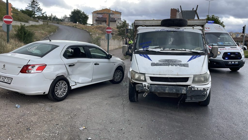 Sivas'ta Peugeot ile Kamyonet Çarpıştı: 3 Yaralı | Gündem Sivas™ | Sivas Haberleri AW490614 03 | Gündem Sivas™ | Sivas Haberleri