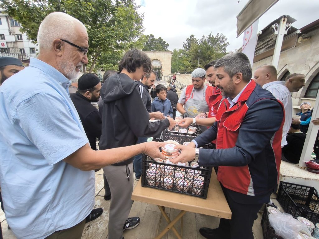 Sivas ve Yozgat’ta Muharrem Ayı Coşkusu: Aşure İkramıyla Birlik ve Dayanışma Pekişti AW490622 01 | Gündem Sivas™ Haber