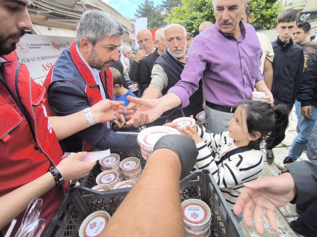 Sivas ve Yozgat’ta Muharrem Ayı Coşkusu: Aşure İkramıyla Birlik ve Dayanışma Pekişti AW490622 02 | Gündem Sivas™ Haber