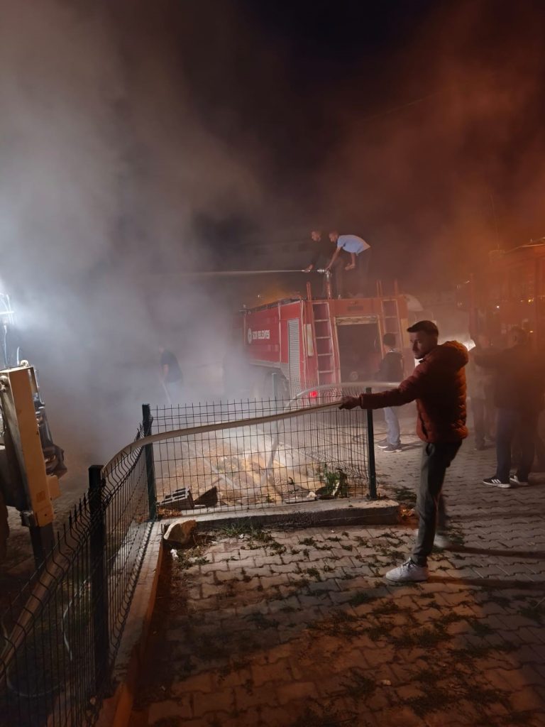 Sivas'ın Sızır Belediyesi Yufka Üretim Tesisinde Yangın: Kısa Sürede Kontrol Altına Alındı AW491938 01 | Gündem Sivas™ Haber