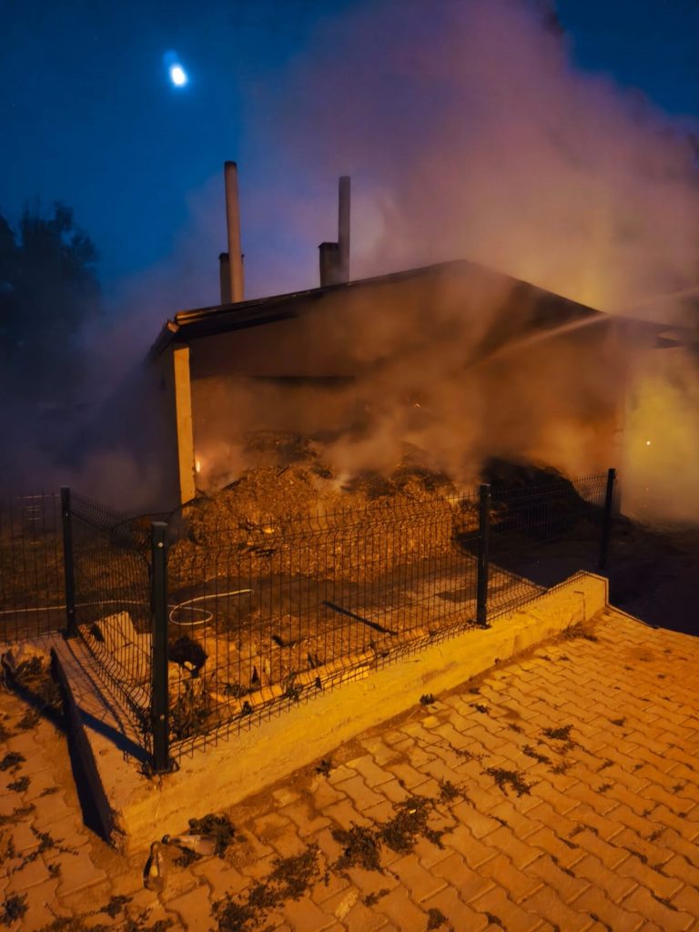 Sivas'ın Sızır Belediyesi Yufka Üretim Tesisinde Yangın: Kısa Sürede Kontrol Altına Alındı AW491938 02 | Gündem Sivas™ Haber