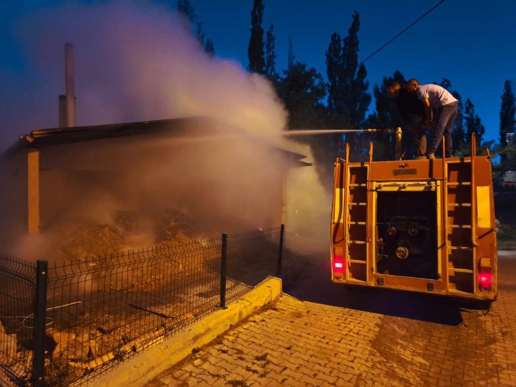 Sivas'ın Sızır Belediyesi Yufka Üretim Tesisinde Yangın: Kısa Sürede Kontrol Altına Alındı AW491938 03 | Gündem Sivas™ Haber