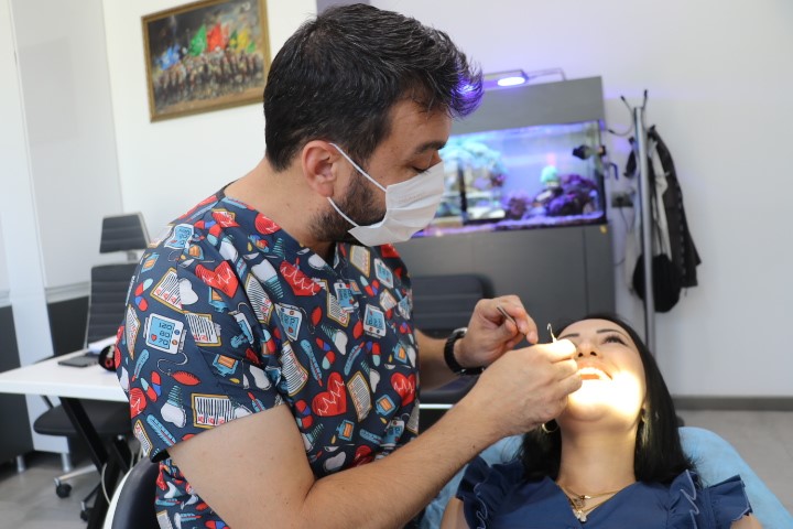 Uzman Diş Hekimi Uyardı: Enerji İçecekleri Diş Minesini Yok Ediyor! AW492578 03 | Gündem Sivas™ Haber