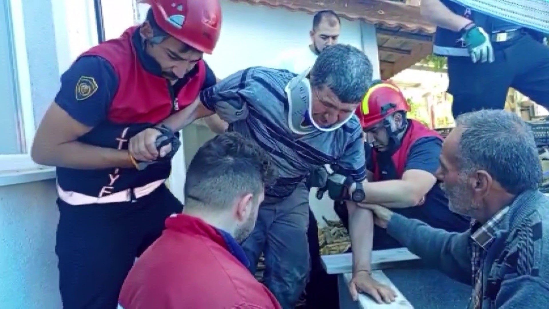 Sivas'ta Sağır ve Dilsiz Adam Su Kuyusundan İtfaiye Ekipleriyle Kurtarıldı