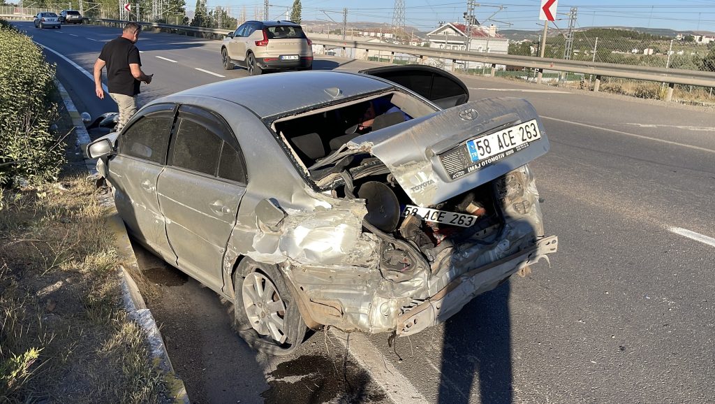 Sivas’ta Kontrolden Çıkan Araç Bariyerlere Çarptı: 2 Yaralı