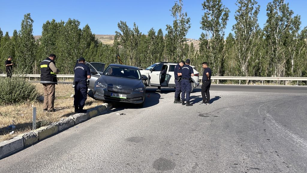 Sivas'ta Arkadan Çarpma Sonucu 5 Yaralı: Kazanın Detayları Belli Oldu AW493906 01 | Gündem Sivas™ Haber