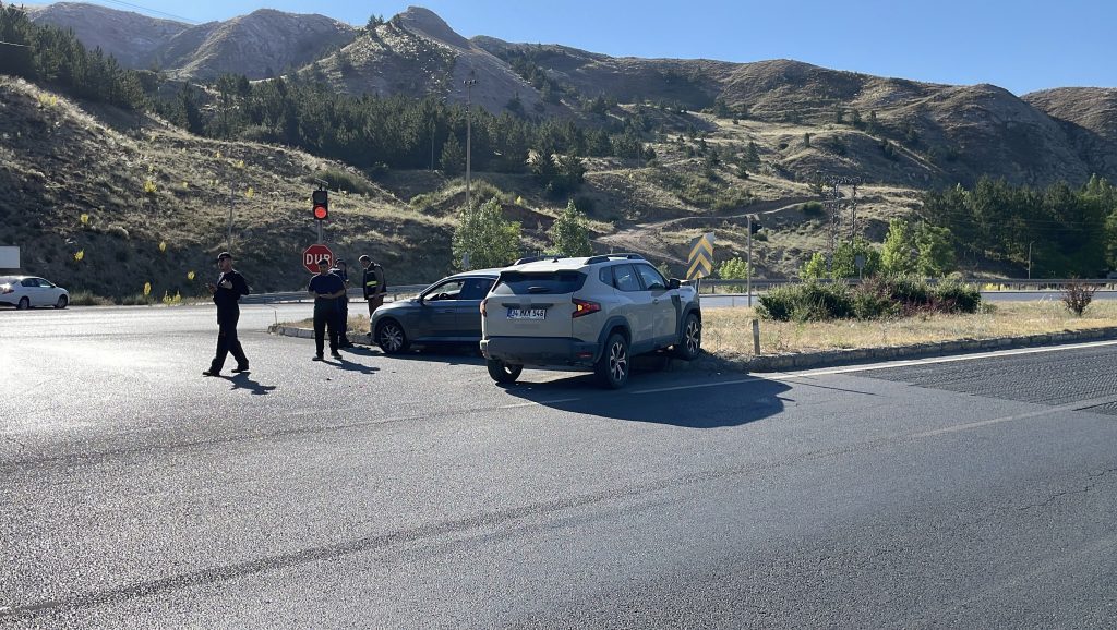 Sivas'ta Arkadan Çarpma Sonucu 5 Yaralı: Kazanın Detayları Belli Oldu AW493906 03 | Gündem Sivas™ Haber