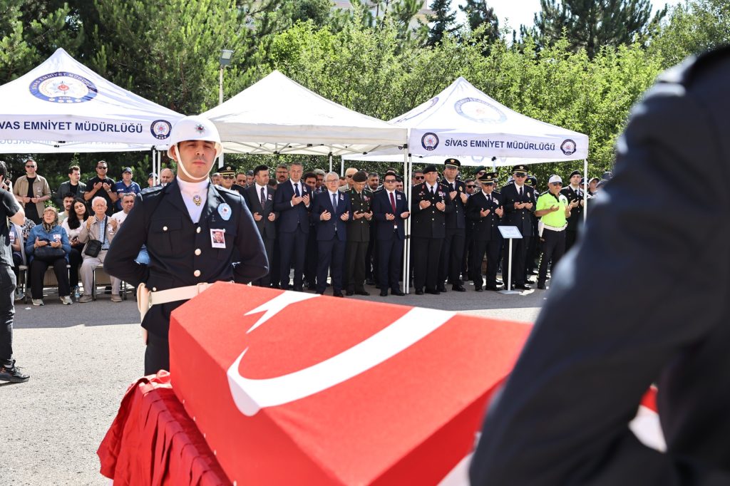 Sivas’ta Polis Memuru Murat Tamer Son Yolculuğuna Uğurlandı