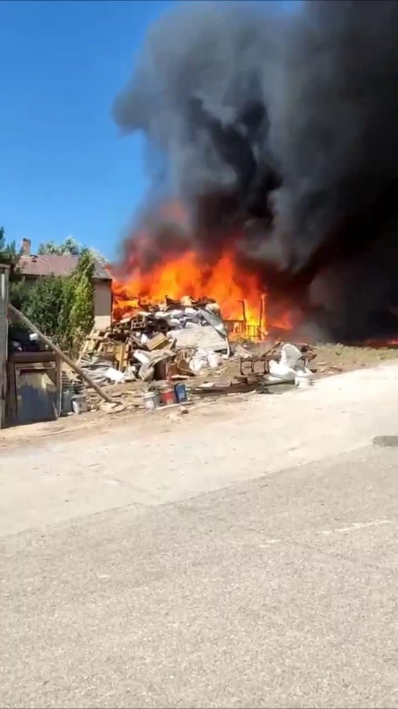 Sivas'ta Atık Malzemelerden Çıkan Yangın İtfaiye Müdahalesiyle Kontrol Altına Alındı AW494490 01 | Gündem Sivas™ Haber