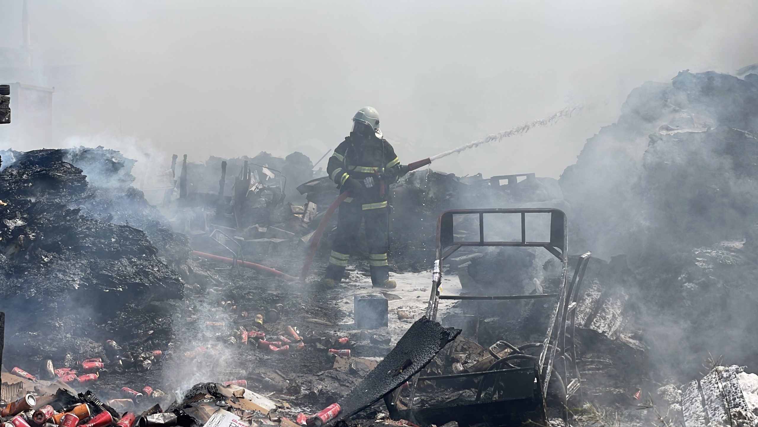 Sivas'ta Atık Malzemelerden Çıkan Yangın İtfaiye Müdahalesiyle Kontrol Altına Alındı
