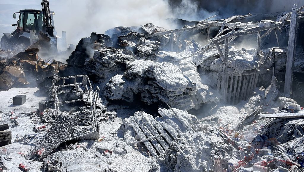 Sivas'ta Atık Malzemelerden Çıkan Yangın İtfaiye Müdahalesiyle Kontrol Altına Alındı AW494490 07 | Gündem Sivas™ Haber