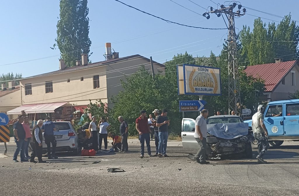 Sivas'ta Meydana Gelen Trafik Kazasında 1'i Ağır 4 Yaralı | Gündem Sivas™ | Sivas Haberleri AW494790 02 | Gündem Sivas™ | Sivas Haberleri