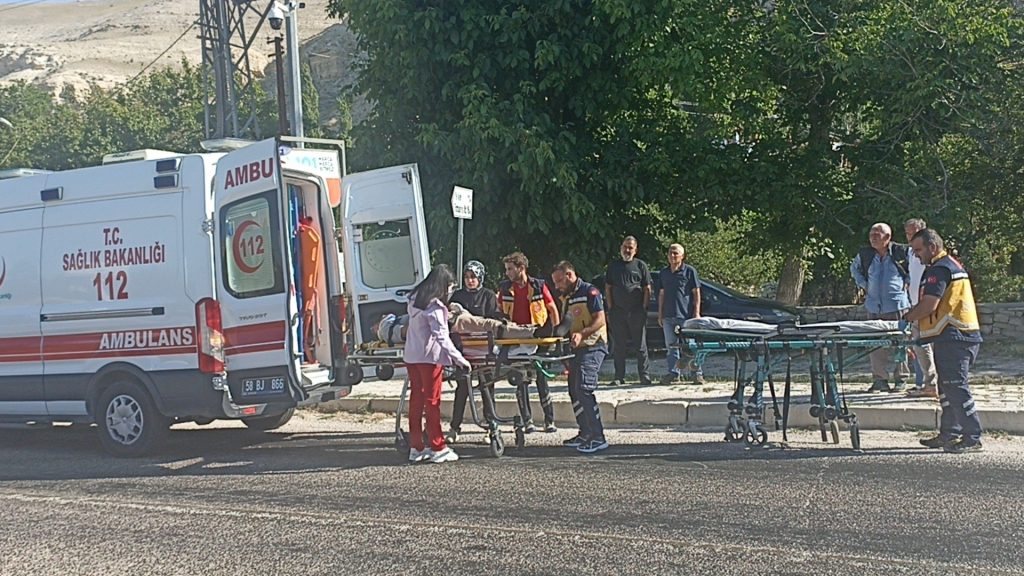 Sivas'ta Meydana Gelen Trafik Kazasında 1'i Ağır 4 Yaralı | Gündem Sivas™ | Sivas Haberleri AW494790 03 | Gündem Sivas™ | Sivas Haberleri