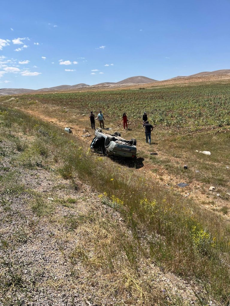 Sivas’ta Direksiyon Hakimiyetinin Kaybedilmesi Sonucu Otomobil Şarampole Uçtu: 2 Yaralı AW495201 04 | Gündem Sivas™ Haber