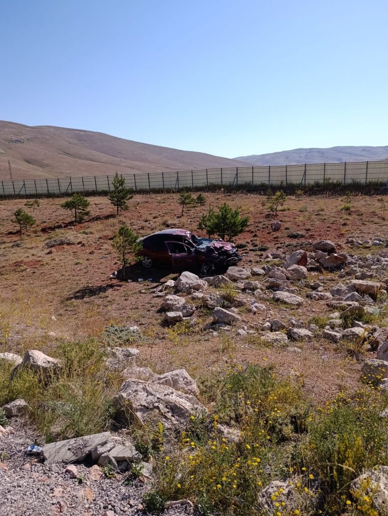 Sivas’ta Takla Atan Araçta Baba ve Oğlu Yaralandı! AW496014 01 | Gündem Sivas™ Haber