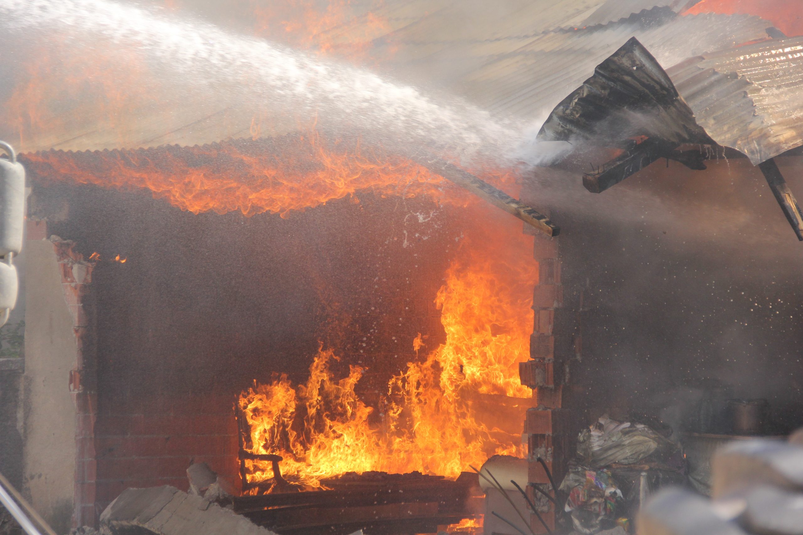 Zara İlçesinde Çıkan Yangında 5 Odunluk, 1 Samanlık ve 9 Dönüm Arazi Küle Döndü