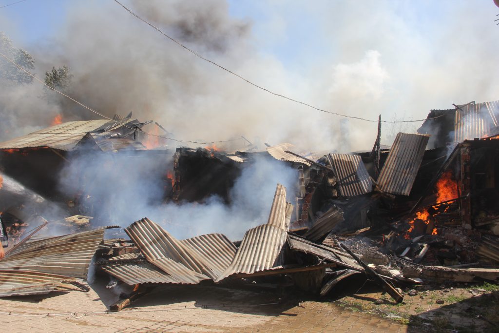 Zara İlçesinde Çıkan Yangında 5 Odunluk, 1 Samanlık ve 9 Dönüm Arazi Küle Döndü AW496293 03 | Gündem Sivas™ Haber