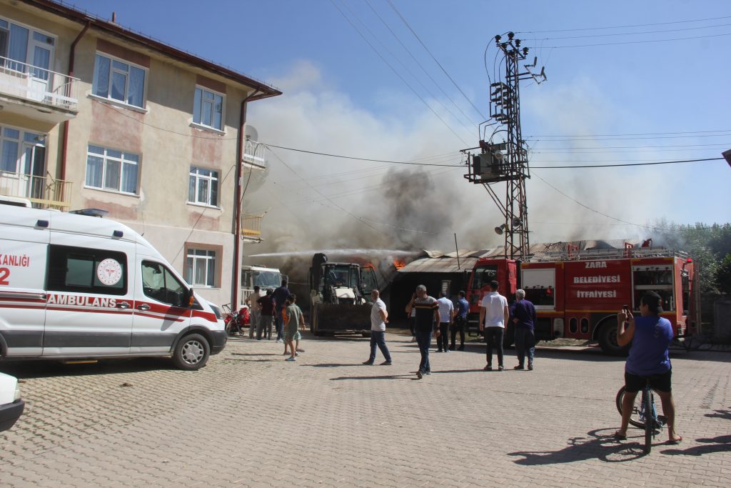 Zara İlçesinde Çıkan Yangında 5 Odunluk, 1 Samanlık ve 9 Dönüm Arazi Küle Döndü AW496293 04 | Gündem Sivas™ Haber