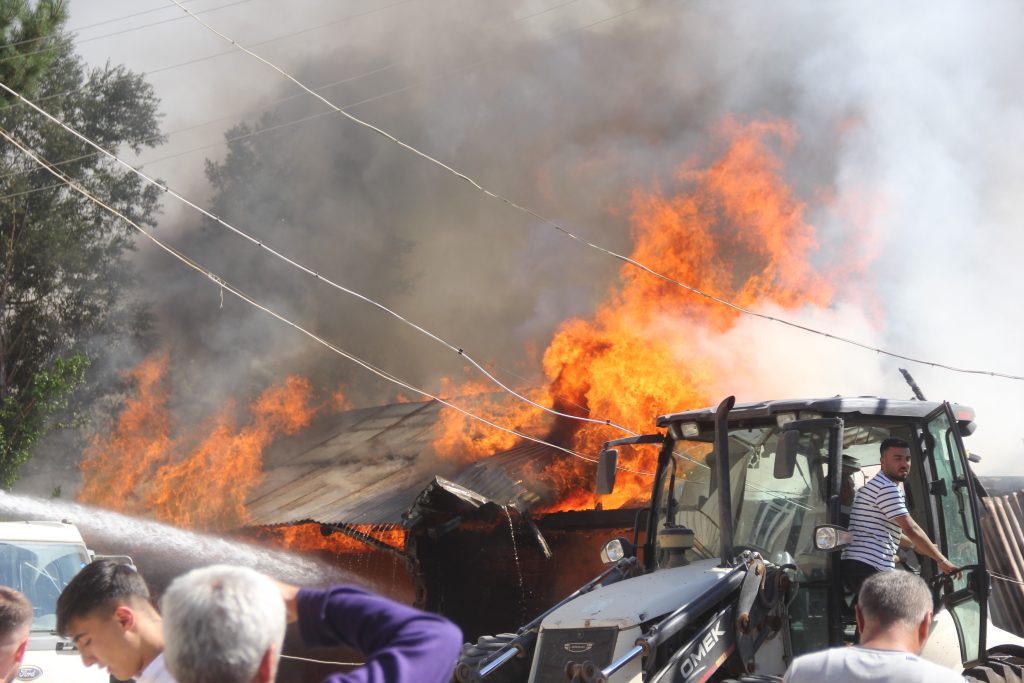 Zara İlçesinde Çıkan Yangında 5 Odunluk, 1 Samanlık ve 9 Dönüm Arazi Küle Döndü AW496293 05 | Gündem Sivas™ Haber