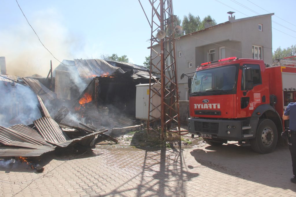 Zara İlçesinde Çıkan Yangında 5 Odunluk, 1 Samanlık ve 9 Dönüm Arazi Küle Döndü AW496293 07 | Gündem Sivas™ Haber