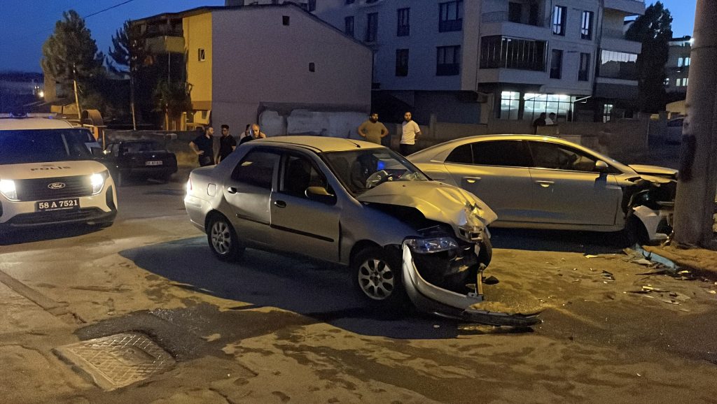 Sivas’ta Korkutan Kazada 6 Yaralı: Fiat ile Kafa Kafaya Çarpışma