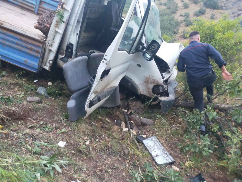 Suşehri’nde Traktör Yüklü Kamyonet Şarampole Yuvarlandı: 3 Yaralı