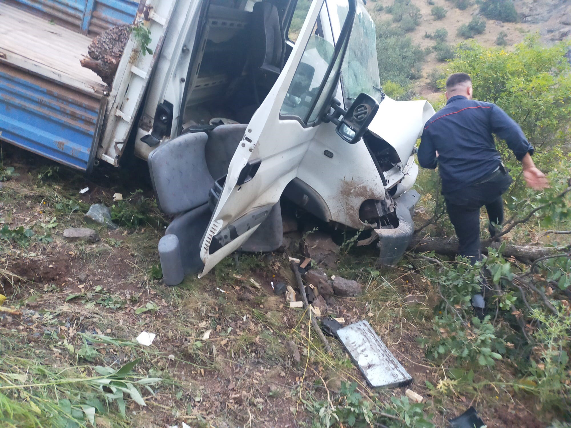 Suşehri’nde Traktör Yüklü Kamyonet Şarampole Yuvarlandı: 3 Yaralı