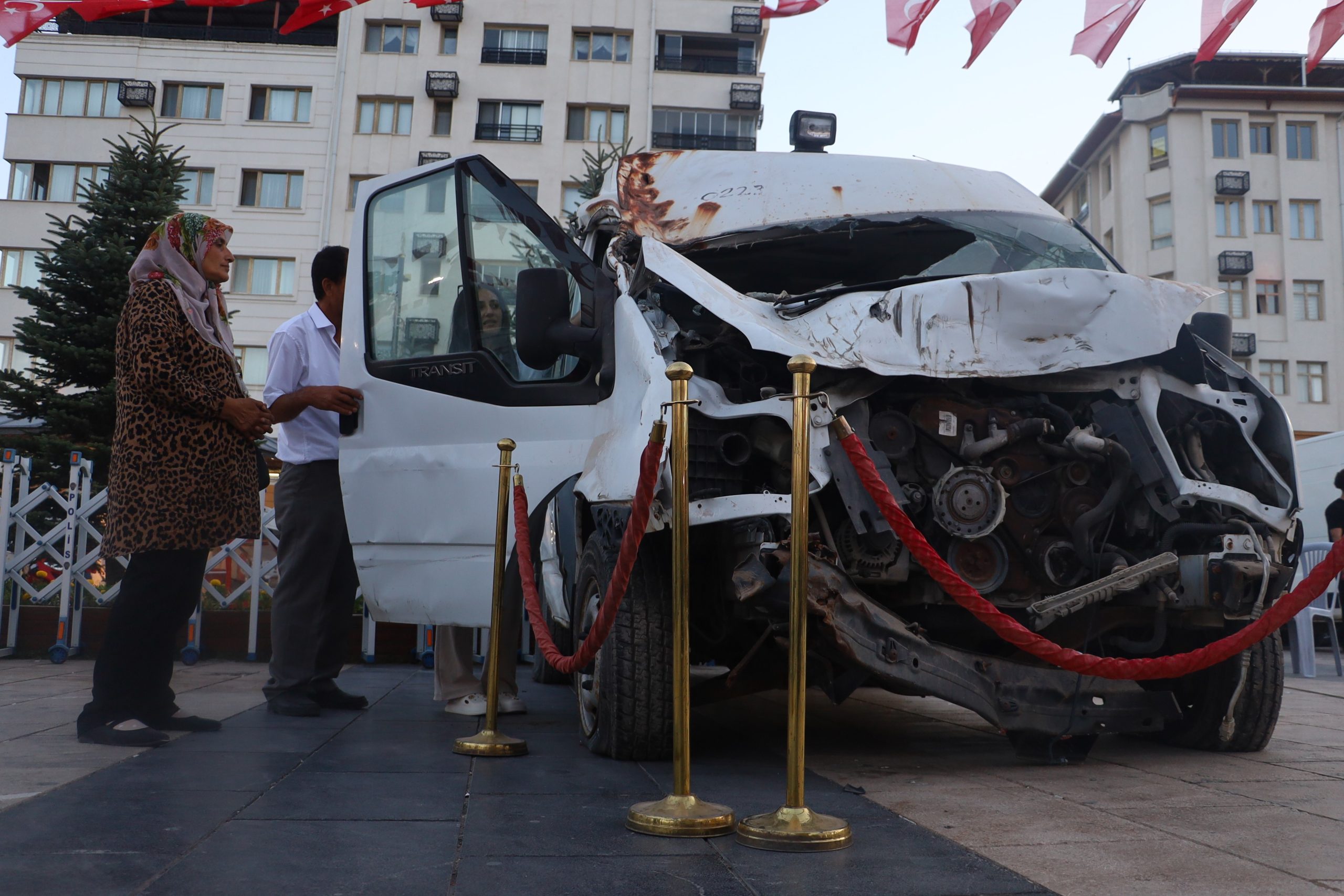 Sivas’ta 15 Temmuz Anma Etkinliklerinde Tarihe Tanıklık Eden Minibüs Sergilendi