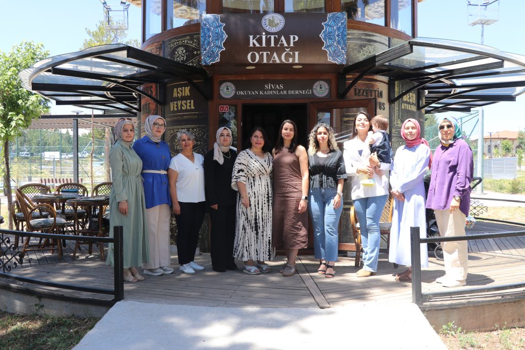 Sivaslı Kadınlar "Kitap Otağı" ile Bilinçleniyor! AW498824 01 | Gündem Sivas™ Haber