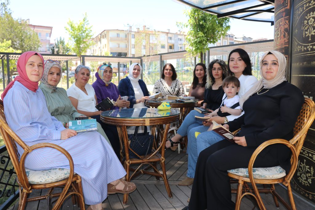 Sivaslı Kadınlar "Kitap Otağı" ile Bilinçleniyor! AW498824 03 | Gündem Sivas™ Haber