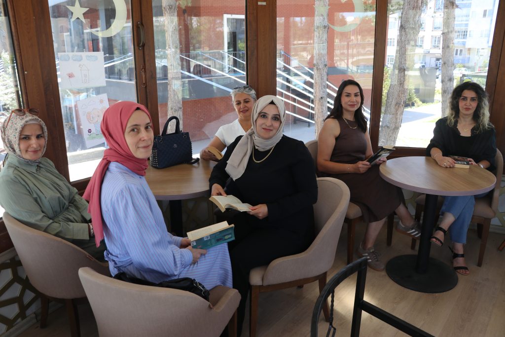 Sivaslı Kadınlar "Kitap Otağı" ile Bilinçleniyor! AW498824 07 | Gündem Sivas™ Haber